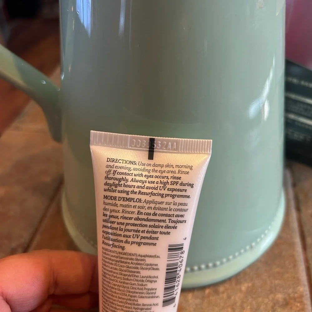 Elemis Radiant Skin Resurfacing Facial Wash 1 oz Travel Size - Picture 3 of 5